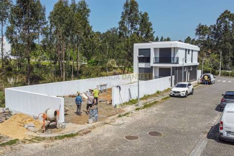 Moradia T4, nova e moderna, em Espinho.