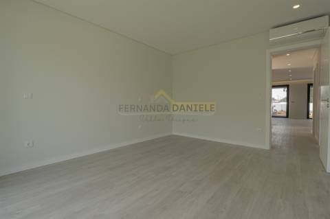 Moradia T4, nova e moderna, em Espinho.