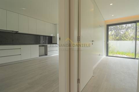 Moradia T4, nova e moderna, em Espinho.