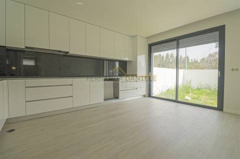 Moradia T4, nova e moderna, em Espinho.