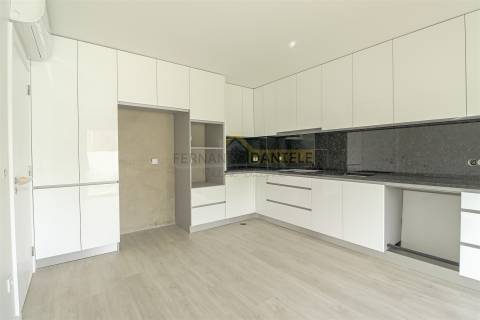 Moradia T4, nova e moderna, em Espinho.