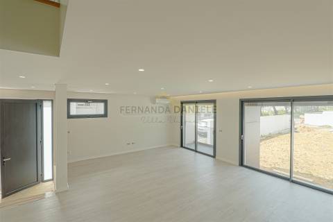 Moradia T4, nova e moderna, em Espinho.