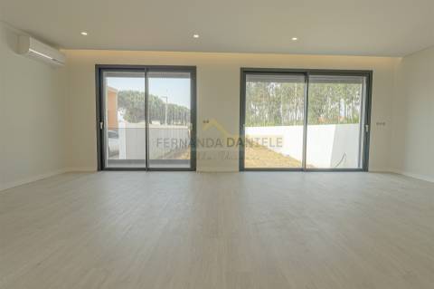 Moradia T4, nova e moderna, em Espinho.