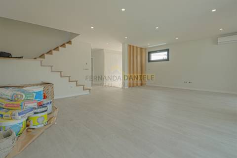 Moradia T4, nova e moderna, em Espinho.