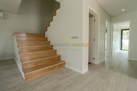 Moradia T4, nova e moderna, em Espinho.