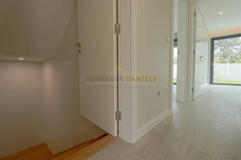 Moradia T4, nova e moderna, em Espinho.