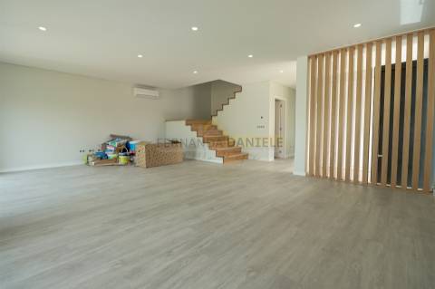 Moradia T4, nova e moderna, em Espinho.