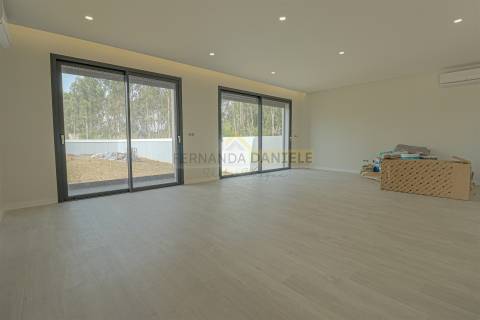 Moradia T4, nova e moderna, em Espinho.