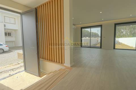 Moradia T4, nova e moderna, em Espinho.