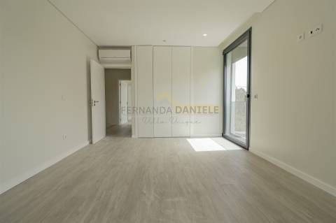 Moradia T4, nova e moderna, em Espinho.