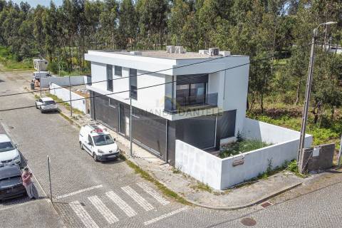 Moradia T4, nova e moderna, em Espinho.