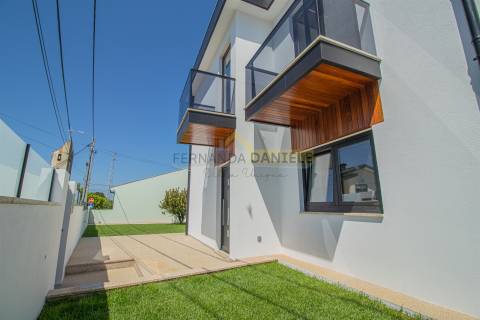 Moradia Nova Isolada T4 em Esmoriz