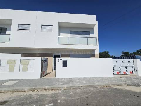 Moradia T3+1 em Lobão: O Seu Novo Lar de Sonho!