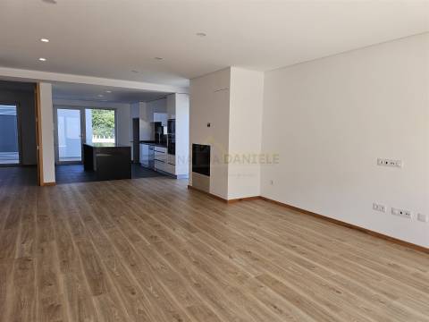 Moradia T3+1 em Lobão: O Seu Novo Lar de Sonho!