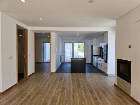 Moradia T3+1 em Lobão: O Seu Novo Lar de Sonho!