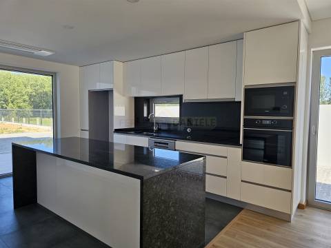 Moradia T3+1 em Lobão: O Seu Novo Lar de Sonho!