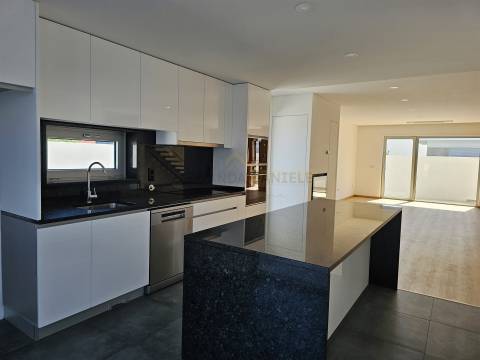 Moradia T3+1 em Lobão: O Seu Novo Lar de Sonho!