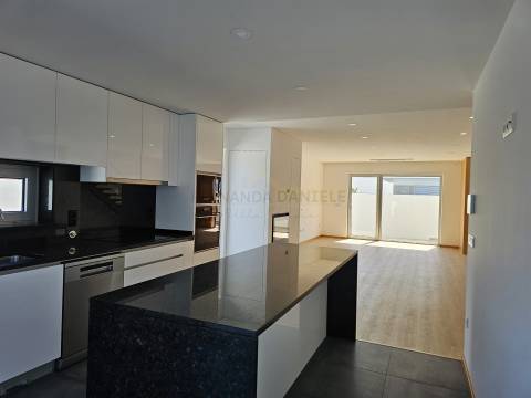 Moradia T3+1 em Lobão: O Seu Novo Lar de Sonho!