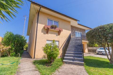 Moradia isolada T4, com terreno de 900 metros em Sanfins