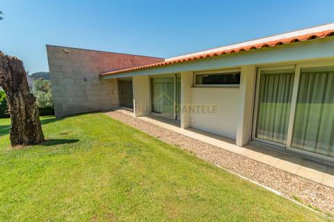 Moradia dos Seus Sonhos: T3 Térrea com Piscina e maravilhoso Terreno de 9960m²