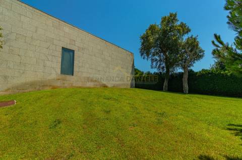 Moradia dos Seus Sonhos: T3 Térrea com Piscina e maravilhoso Terreno de 9960m²