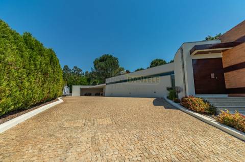 Moradia dos Seus Sonhos: T3 Térrea com Piscina e maravilhoso Terreno de 9960m²