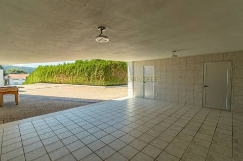 Moradia dos Seus Sonhos: T3 Térrea com Piscina e maravilhoso Terreno de 9960m²