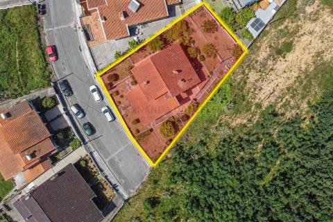 Moradia Isolada T5, parcialmente remodelada, varandas, garagem fechada&#65279; e sotão!