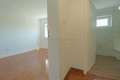 Moradia Isolada T5, parcialmente remodelada, varandas, garagem fechada&#65279; e sotão!