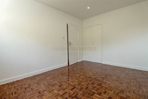 Moradia Isolada T5, parcialmente remodelada, varandas, garagem fechada&#65279; e sotão!