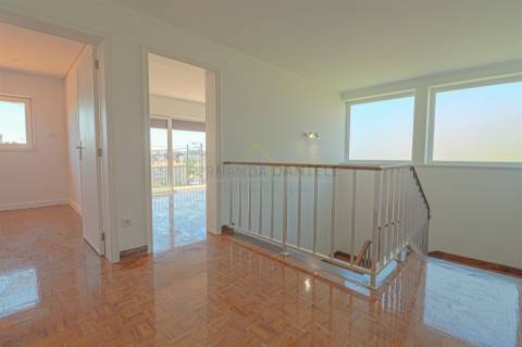 Moradia Isolada T5, parcialmente remodelada, varandas, garagem fechada&#65279; e sotão!