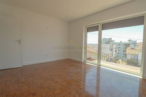 Moradia Isolada T5, parcialmente remodelada, varandas, garagem fechada&#65279; e sotão!