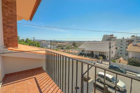 Moradia Isolada T5, parcialmente remodelada, varandas, garagem fechada&#65279; e sotão!