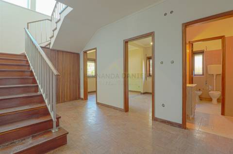 Moradia Isolada T5, parcialmente remodelada, varandas, garagem fechada&#65279; e sotão!