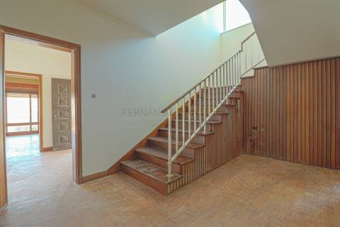 Moradia Isolada T5, parcialmente remodelada, varandas, garagem fechada&#65279; e sotão!