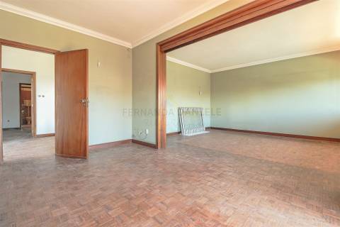 Moradia Isolada T5, parcialmente remodelada, varandas, garagem fechada&#65279; e sotão!