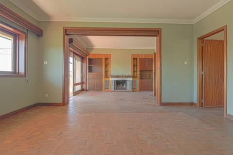 Moradia Isolada T5, parcialmente remodelada, varandas, garagem fechada&#65279; e sotão!