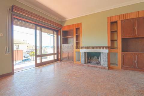 Moradia Isolada T5, parcialmente remodelada, varandas, garagem fechada&#65279; e sotão!