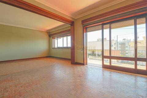 Moradia Isolada T5, parcialmente remodelada, varandas, garagem fechada&#65279; e sotão!