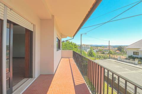 Moradia Isolada T5, parcialmente remodelada, varandas, garagem fechada&#65279; e sotão!