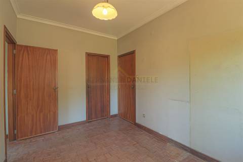 Moradia Isolada T5, parcialmente remodelada, varandas, garagem fechada&#65279; e sotão!