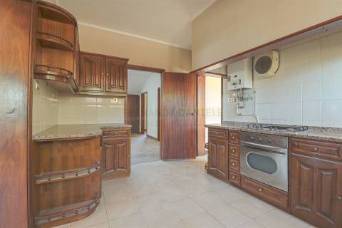 Moradia Isolada T5, parcialmente remodelada, varandas, garagem fechada&#65279; e sotão!