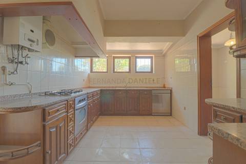 Moradia Isolada T5, parcialmente remodelada, varandas, garagem fechada&#65279; e sotão!
