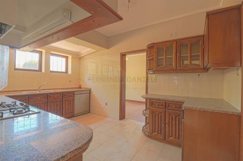 Moradia Isolada T5, parcialmente remodelada, varandas, garagem fechada&#65279; e sotão!