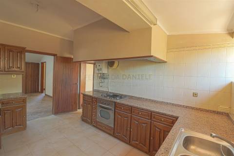 Moradia Isolada T5, parcialmente remodelada, varandas, garagem fechada&#65279; e sotão!