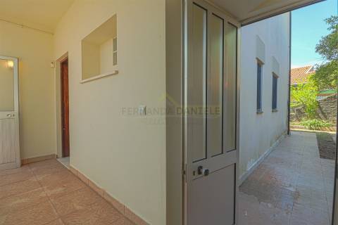 Moradia Isolada T5, parcialmente remodelada, varandas, garagem fechada&#65279; e sotão!