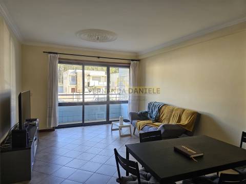 Apartamento T2 para arrendar com varanda e lugar de garagem