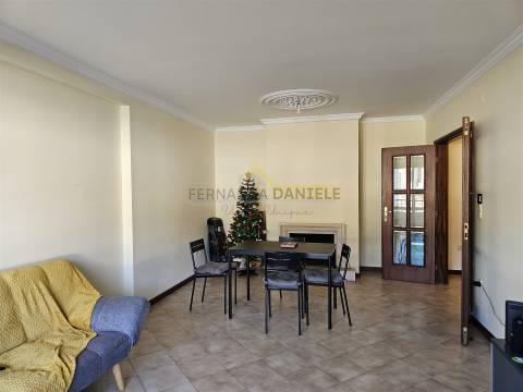 Apartamento T2 para arrendar com varanda e lugar de garagem