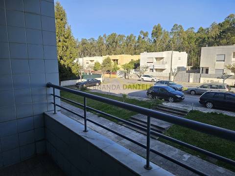 Apartamento T2 para arrendar com varanda e lugar de garagem