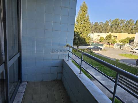 Apartamento T2 para arrendar com varanda e lugar de garagem